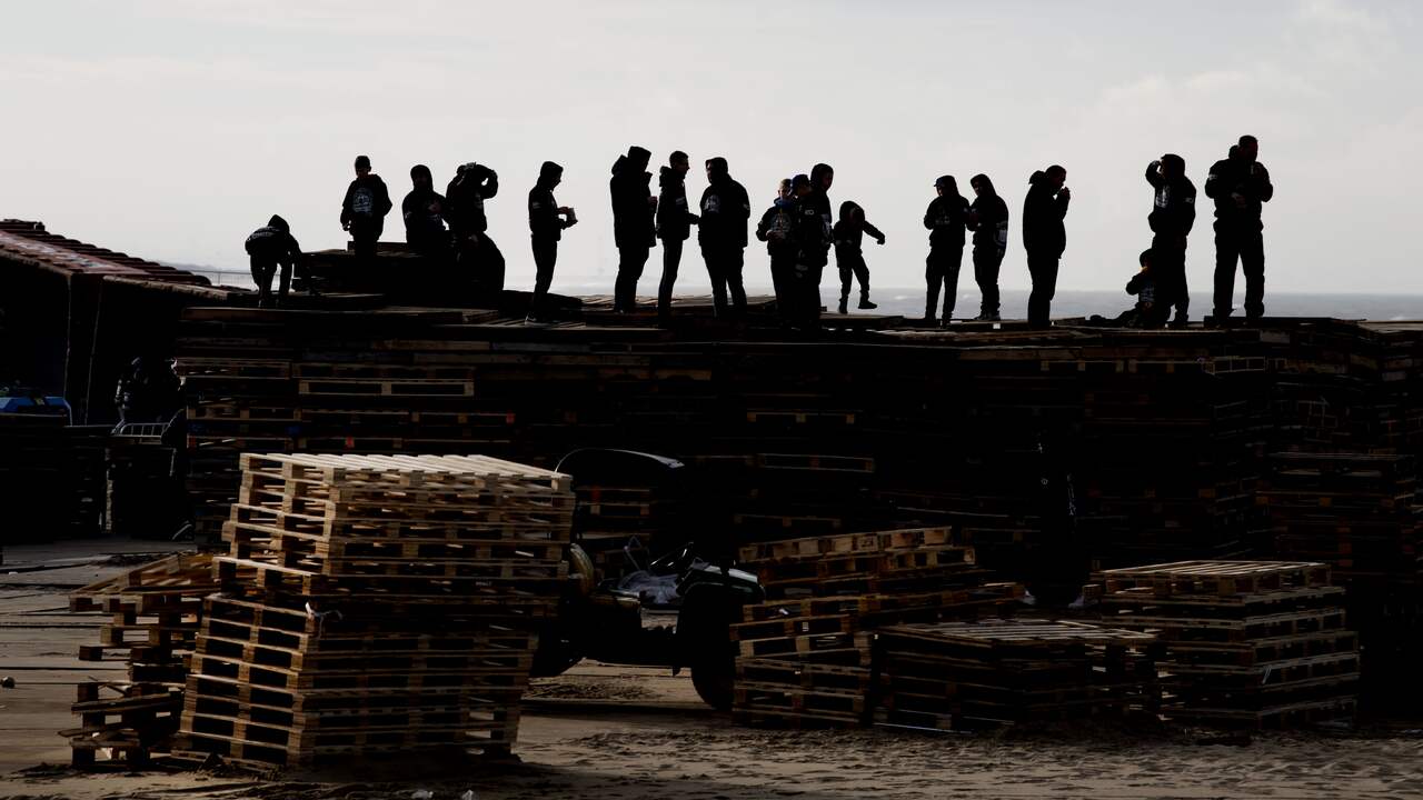 Scheveningen en Duindorp bouwen metershoge vreugdevuren