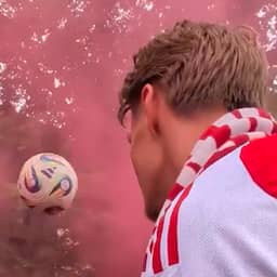 Video | Arsenal-captain Ødegaard kopt bal per ongeluk tegen agent vanaf bus