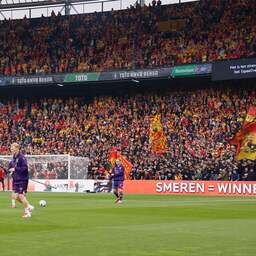 Live bekerfinale | Spelers AZ en Go Ahead op het veld voor warming-up