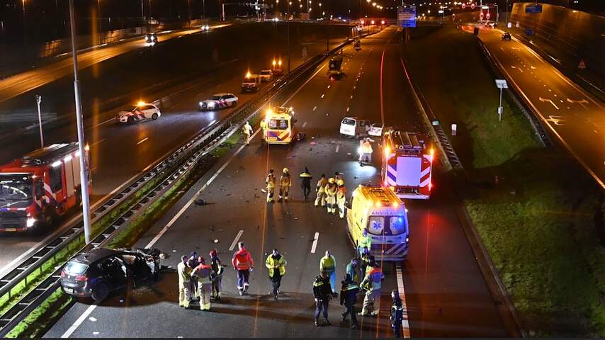 Veel hulpdiensten op A16 na dodelijk ongeluk met spookrijder