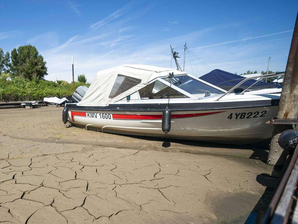 Droogte raakt vooral scheepvaart en boeren, gewone burger merkt er weinig van