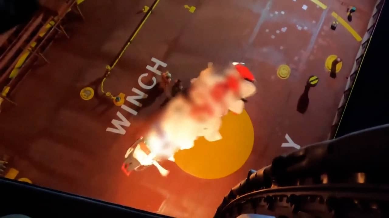 Beeld uit video: Helikopter pikt bemanning op van aangevallen Nederlands schip bij Jemen