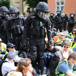 Tienduizenden Duitsers protesteren bij partijcongres AfD, politie grijpt in