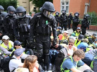 Tienduizenden Duitsers protesteren bij partijcongres AfD, politie grijpt in