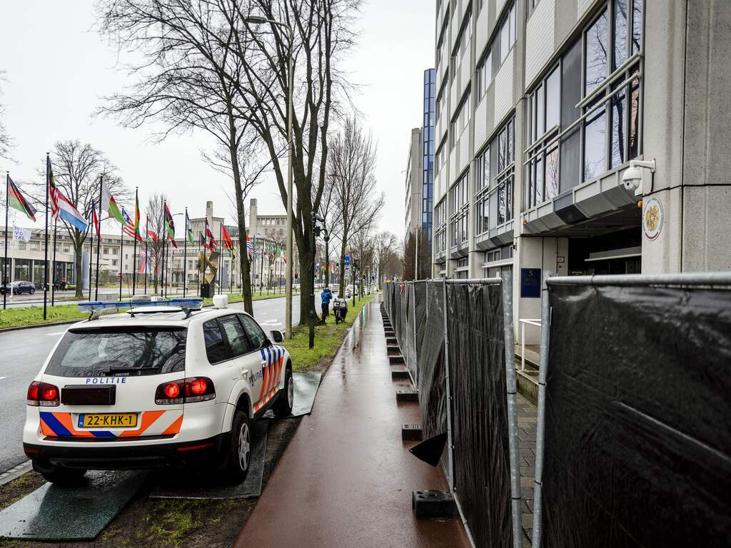 Brandend voorwerp gegooid naar Israëlische ambassade Den Haag