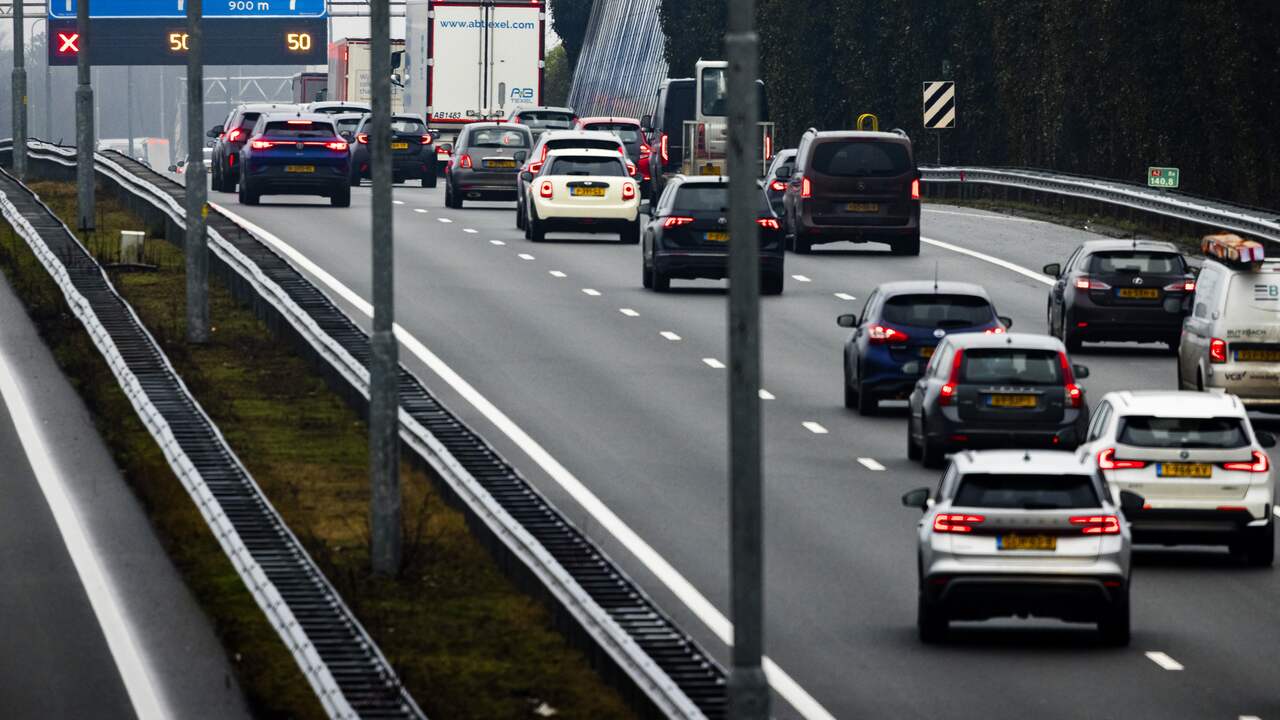 Meerdere auto's beschadigd nadat vrachtwagen aluminium platen verliest op A17