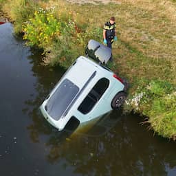 Auto te water geraakt in Engelen, mogelijke link met antiasielbekladdingen