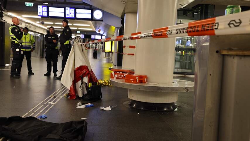 Politie doet onderzoek in stationshal Amsterdam CS na schietpartij