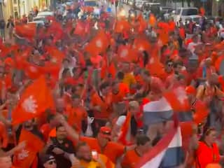 Oranjefans gaan van links naar rechts tijdens fanwalk in Griekenland