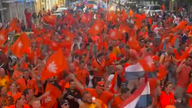 Oranjefans gaan van links naar rechts tijdens fanwalk in Griekenland