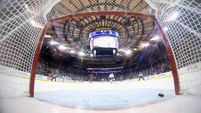 IJshockeykeeper zorgt voor zeldzaamheid met doelpunt in NHL