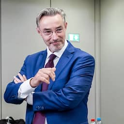 Senator Van de Sanden verlaat VVD uit onvrede over koers en neemt zetel mee
