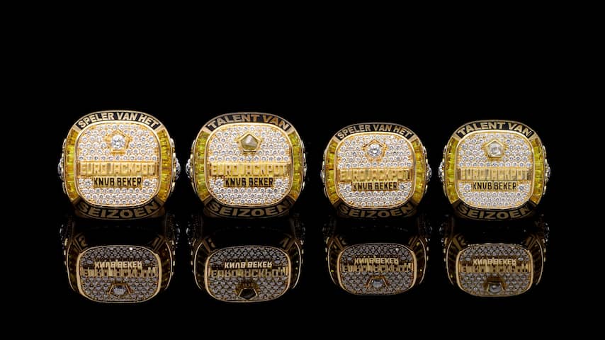 knvb-volgt-amerikaans-voorbeeld-met-diamanten-ring-voor-uitblinkers-in-beker.jpg