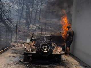 Griekenland 'in oorlog' met bosbranden na grootste evacuatie ooit