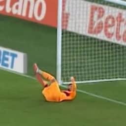 Video | Genoa-keeper en oud-Feyenoorder Bijlow zit mis bij schot van Lazio