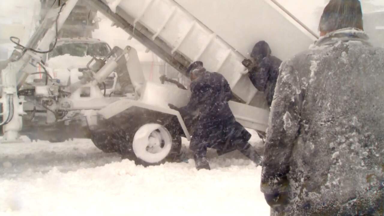 Ingesneeuwde vliegtuigtrap laat Biden wachten in Air Force One | NU.nl