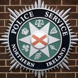Twintigjarige man in Noord-Ierland met spijkers aan hek vastgenageld