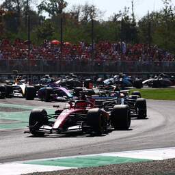 Live F1 | Rode vlag na harde crash Leclerc, Verstappen naar plek drie in GP Italië
