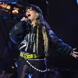 Lola Young zakt ineen tijdens optreden in New York: 'Gaat nu weer goed met me'