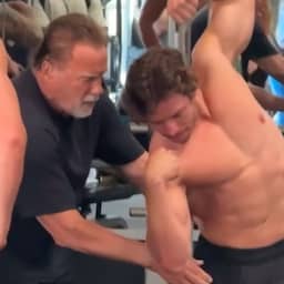 Video | Arnold Schwarzenegger leert zoon iconische bodybuildingposes