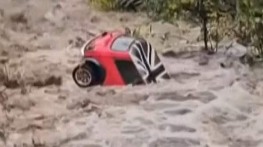 Franse rivier sleurt MINI Cooper mee tijdens overstromingen