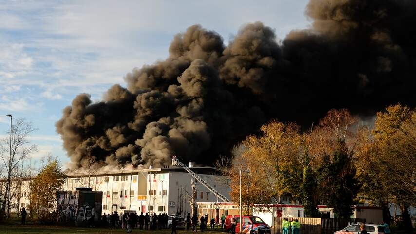 Grote rookwolken door brand in Amsterdamse containerwoningen