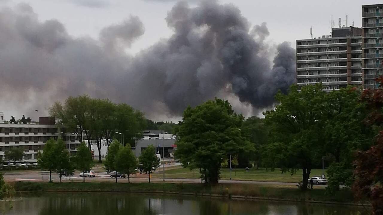 Brandweer bezig met nablussen na grote brand in Loosdrechtse loods