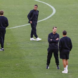 Van Bronckhorst verbaasd door slechte grasmat in Sevilla: 'Niet van CL-niveau'