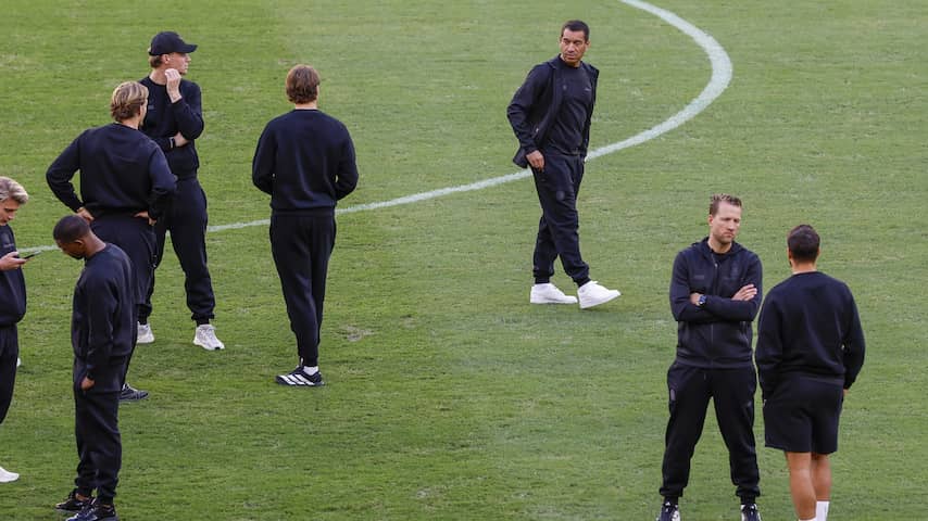 Van Bronckhorst vindt grasmat Real Betis niet van Champions League-niveau