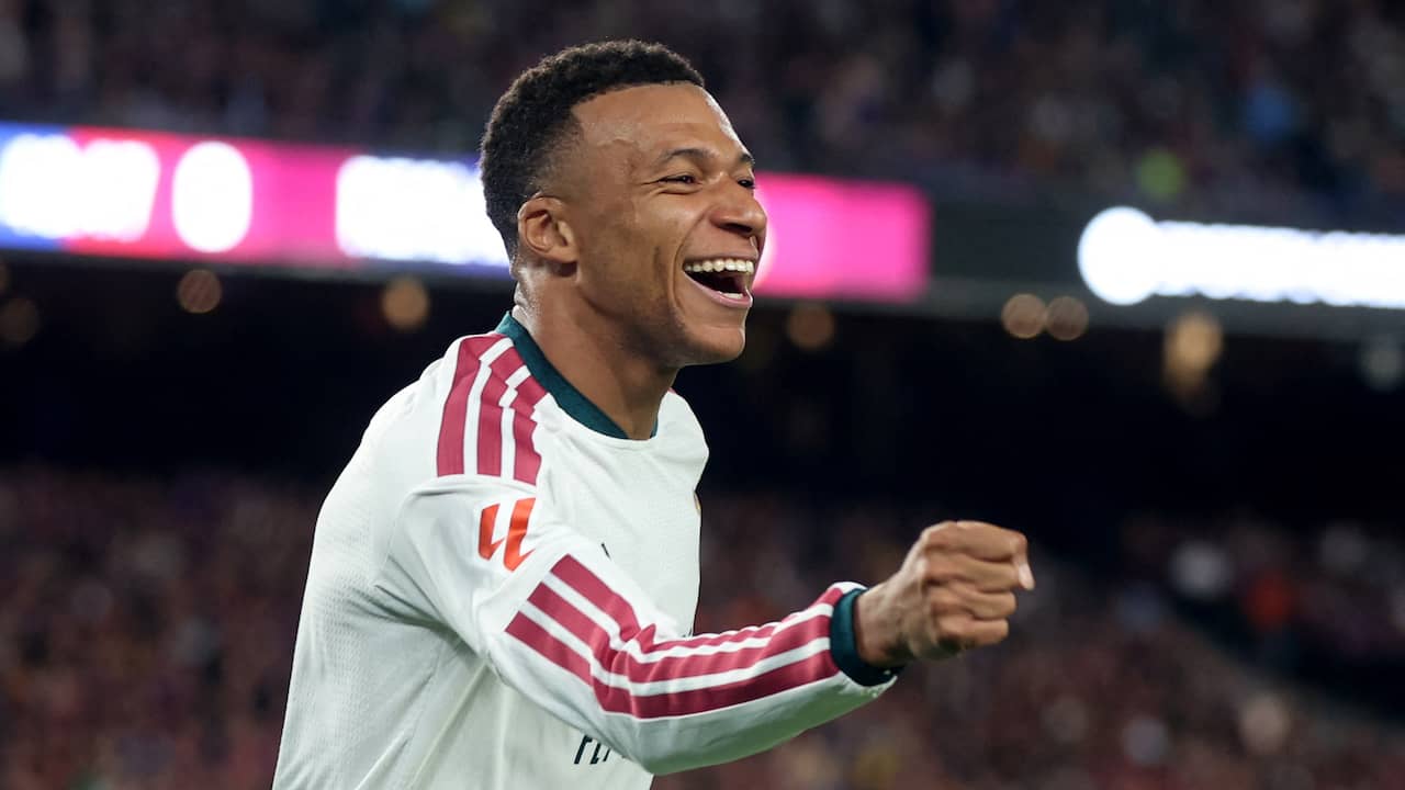Mbappé krijgt bal tegen zich aangeschoten en scoort met gelukje in Clásico
