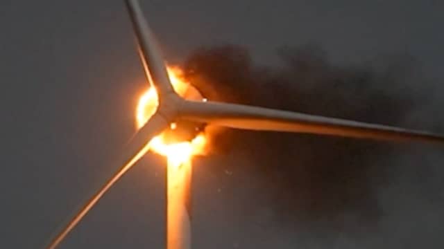 Vlammen slaan uit windturbine bij Nieuwleusen