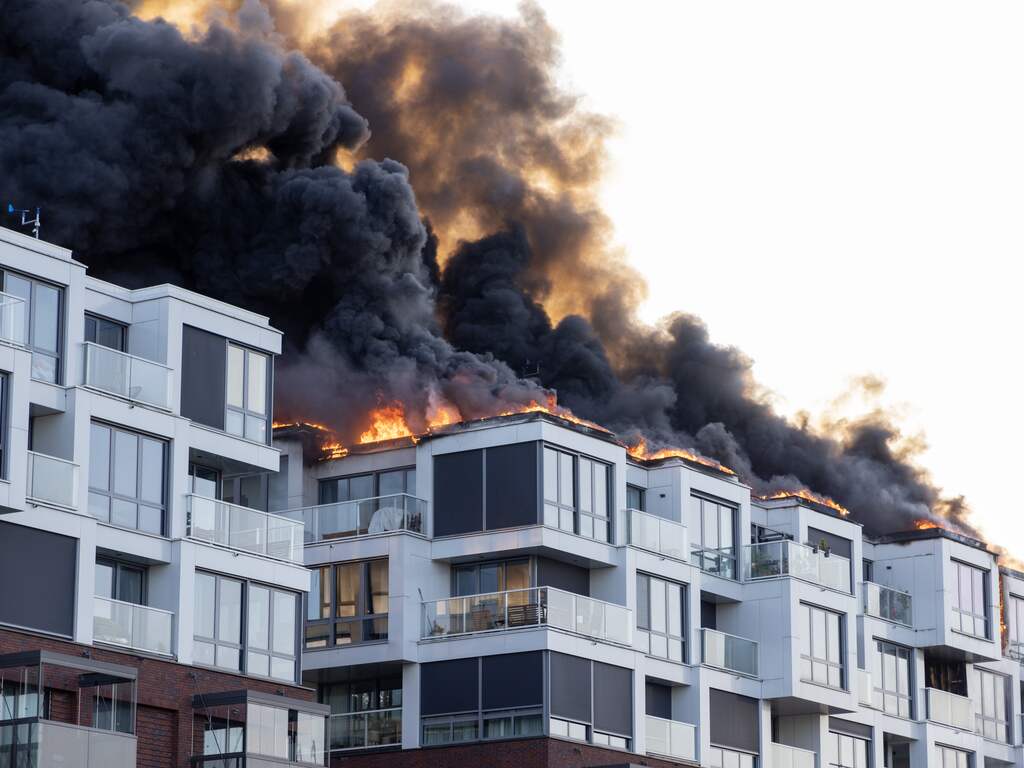 Alle 95 appartementen onbewoonbaar na brand in Amsterdam