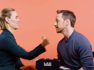 James McAvoy laat zich slaan voor Britney-impressie