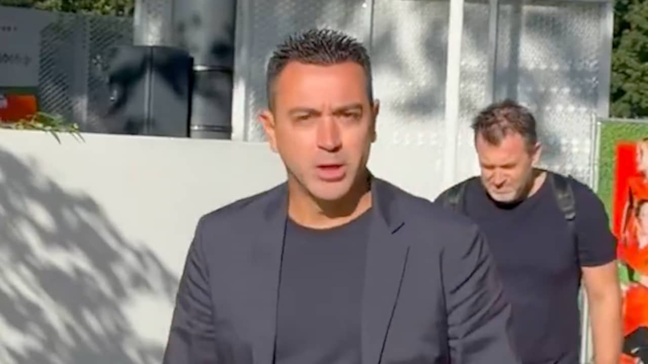 Oranjebondscoach Xavi zegt 'Goedemorgen' op zijn eerste werkdag