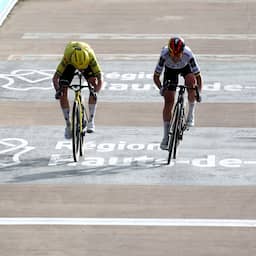 Marianne Vos komt verrassend nét tekort voor emotionele zege in Parijs-Roubaix