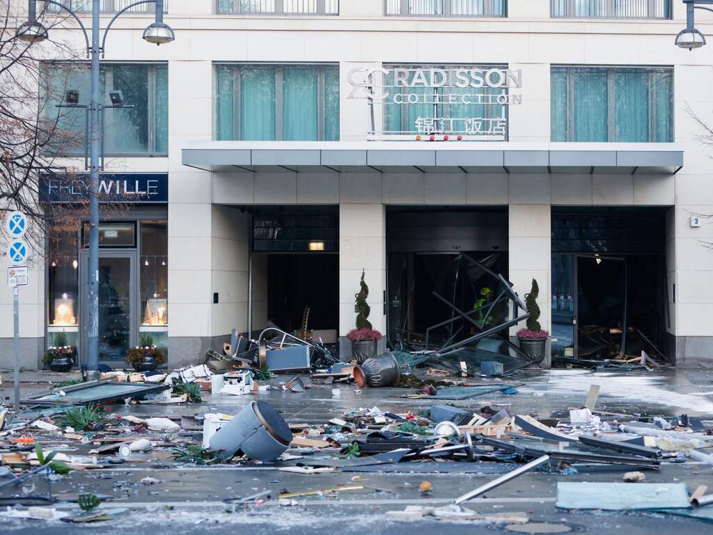 Enorm aquarium met 1.500 vissen explodeert in Berlijnse hotellobby