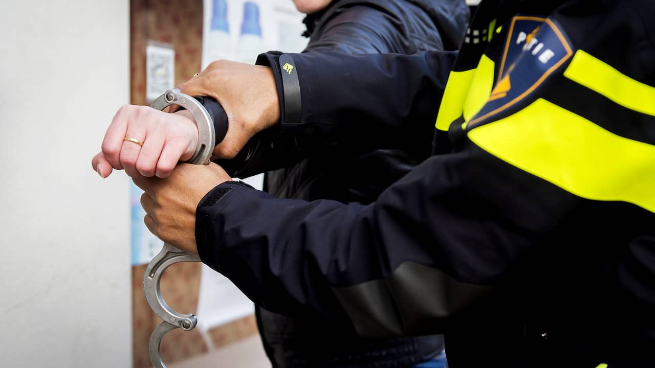 Politie vindt man onder bed in Terneuzen die nog ruim twee jaar cel in moet