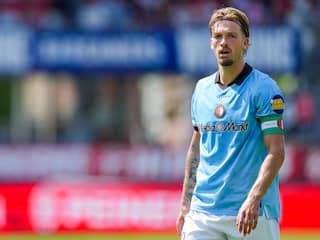 Valente staat direct op als aanvoerder Feyenoord: 'Kreeg kippenvel van de band'