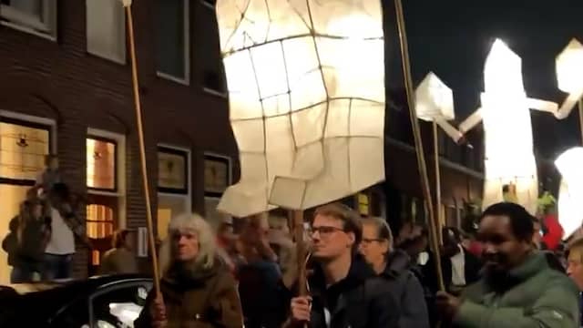 Lichtsculpturen trekken door centrum van Utrecht