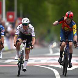 Sensatie in Amstel Gold Race: Skjelmose wint na titanenduel Pogacar-Evenepoel