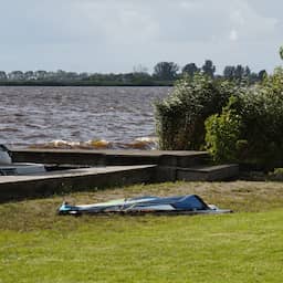 Surfer overleden na botsing met bootje op Schildmeer in Groningen