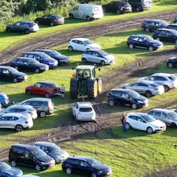 Honderden auto's van Oerol-bezoekers vast in modder, Harlingen zet trekkers in