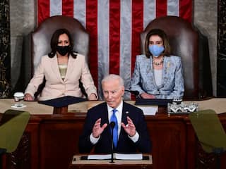 Biden geeft eerste speech in Congres: 'Amerika is weer in beweging'