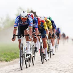 Live Parijs-Roubaix | Van der Poel op achterstand na pech, Pogacar vooraan