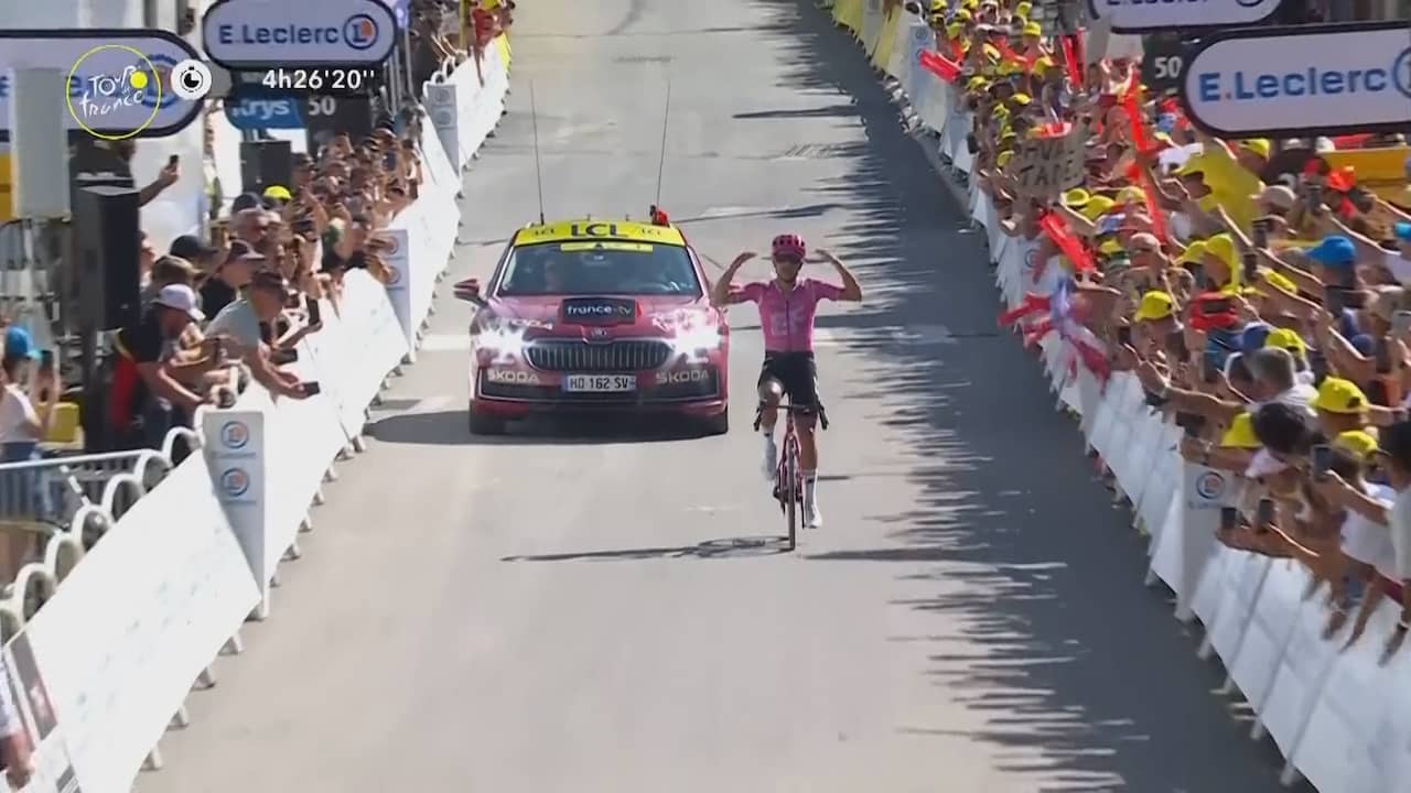 Carapaz slaat op 4 kilometer van finish toe en wint Tour-etappe
