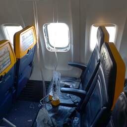 Ryanair spreekt tegen dat passagier door raam naar buiten werd gezogen