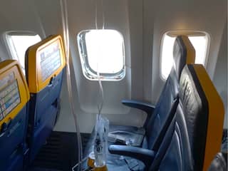 Ryanair spreekt tegen dat passagier door raam naar buiten werd gezogen