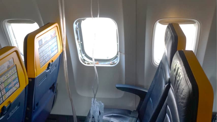 Ryanair spreekt tegen dat passagier door raam naar buiten werd gezogen