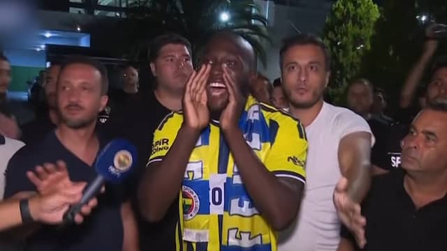 Lukaku zet in Fenerbahçe-shirt liedje in bij aankomst in Turkije