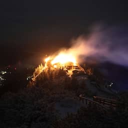 Brand in Adelaarsnet, Hitlers voormalige theehuis, 's nachts opgelaaid